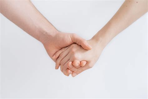 hawak kamay.